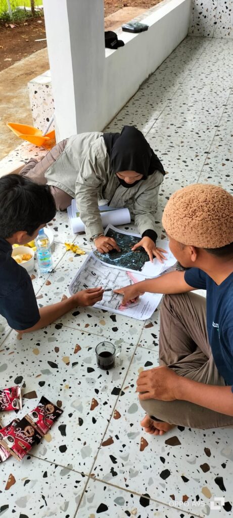 Diskusi dan penelaahan peta penelitian bersama mahasiswa UI di Dusun Banjaran